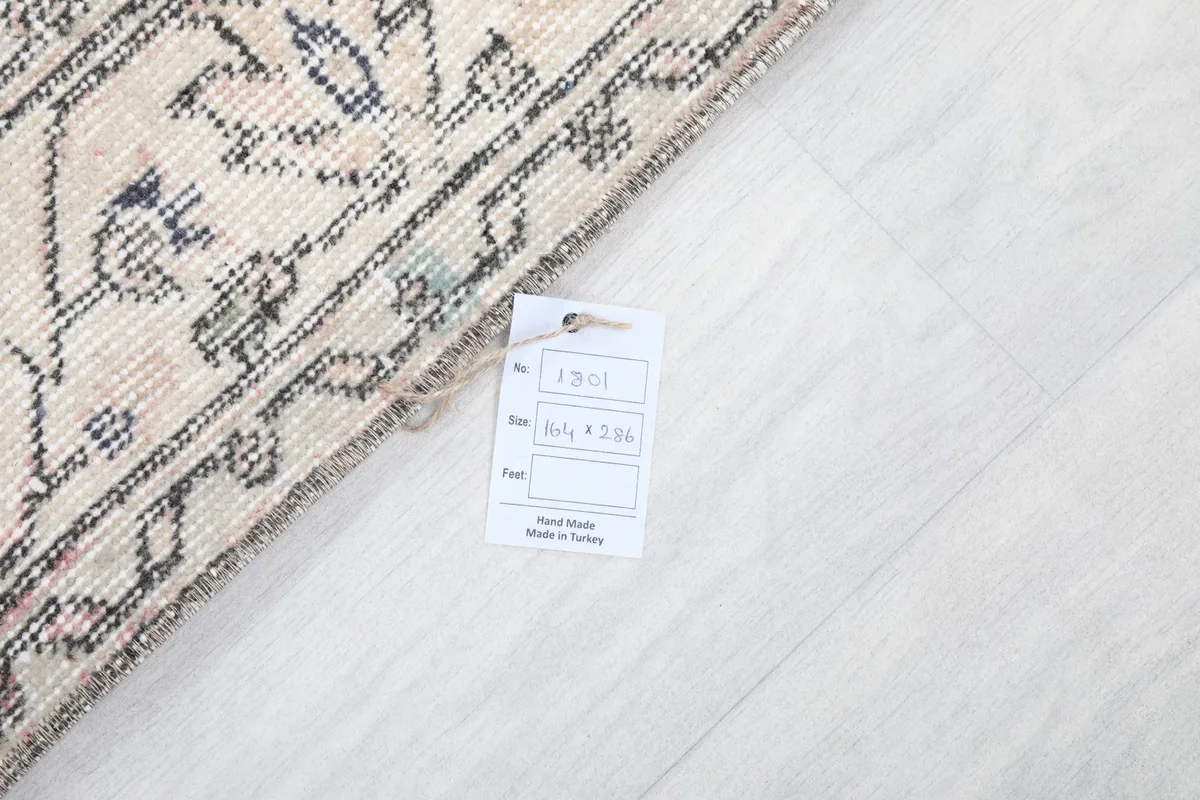 Tag with product information, including dimensions and origin, on the rug