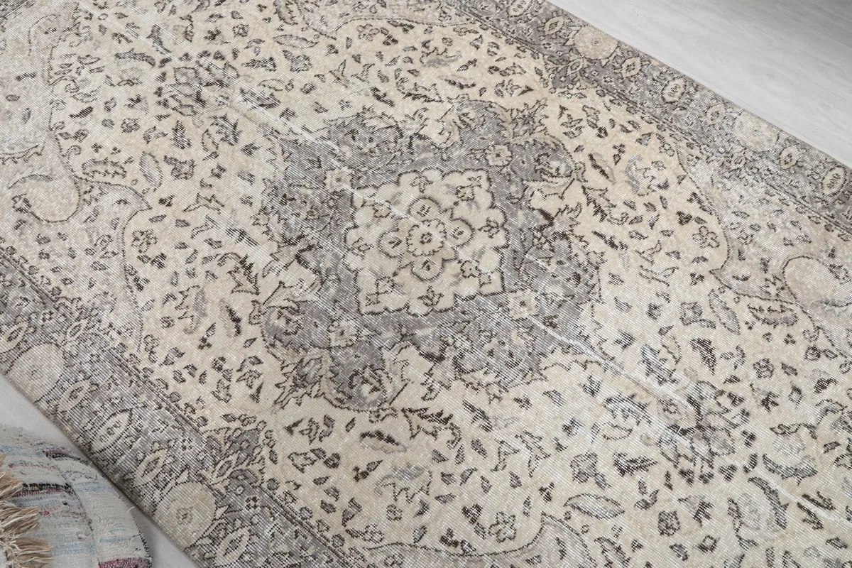 Overhead close-up showing the central gray medallion and surrounding cream field