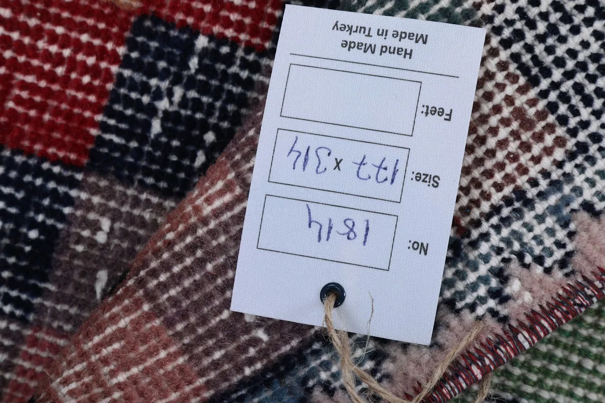 Product tag on the rug showing the dimensions in centimeters and the item number