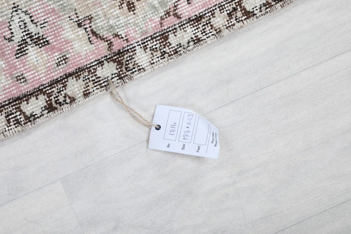 Product tag attached to the corner of the rug, displaying size information