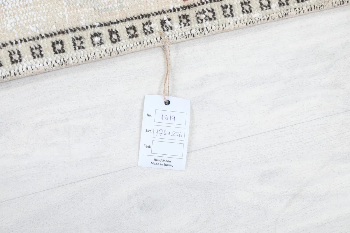 Product tag displaying the rug's item number and dimensions in centimeters