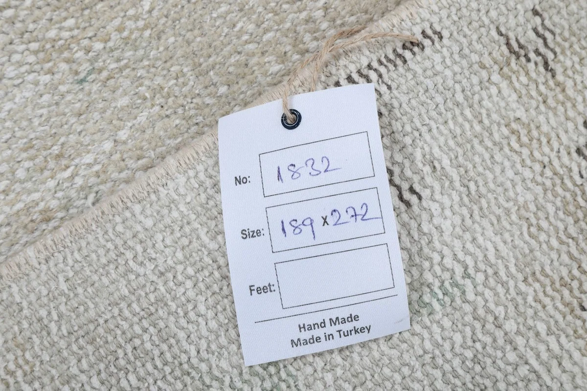 Tag displaying the rug's dimensions and origin, confirming it is hand-made in Turkey