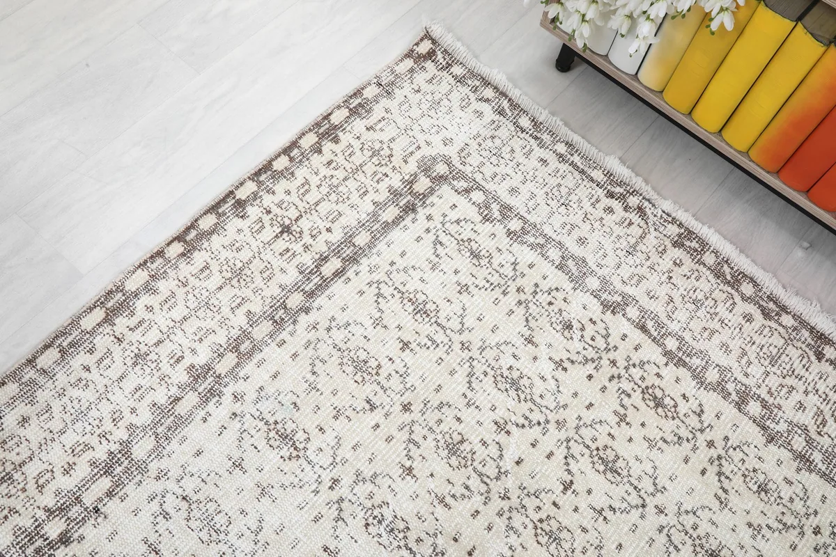 Corner detail of the rug's border, showcasing the hand-knotted craftsmanship and color variation