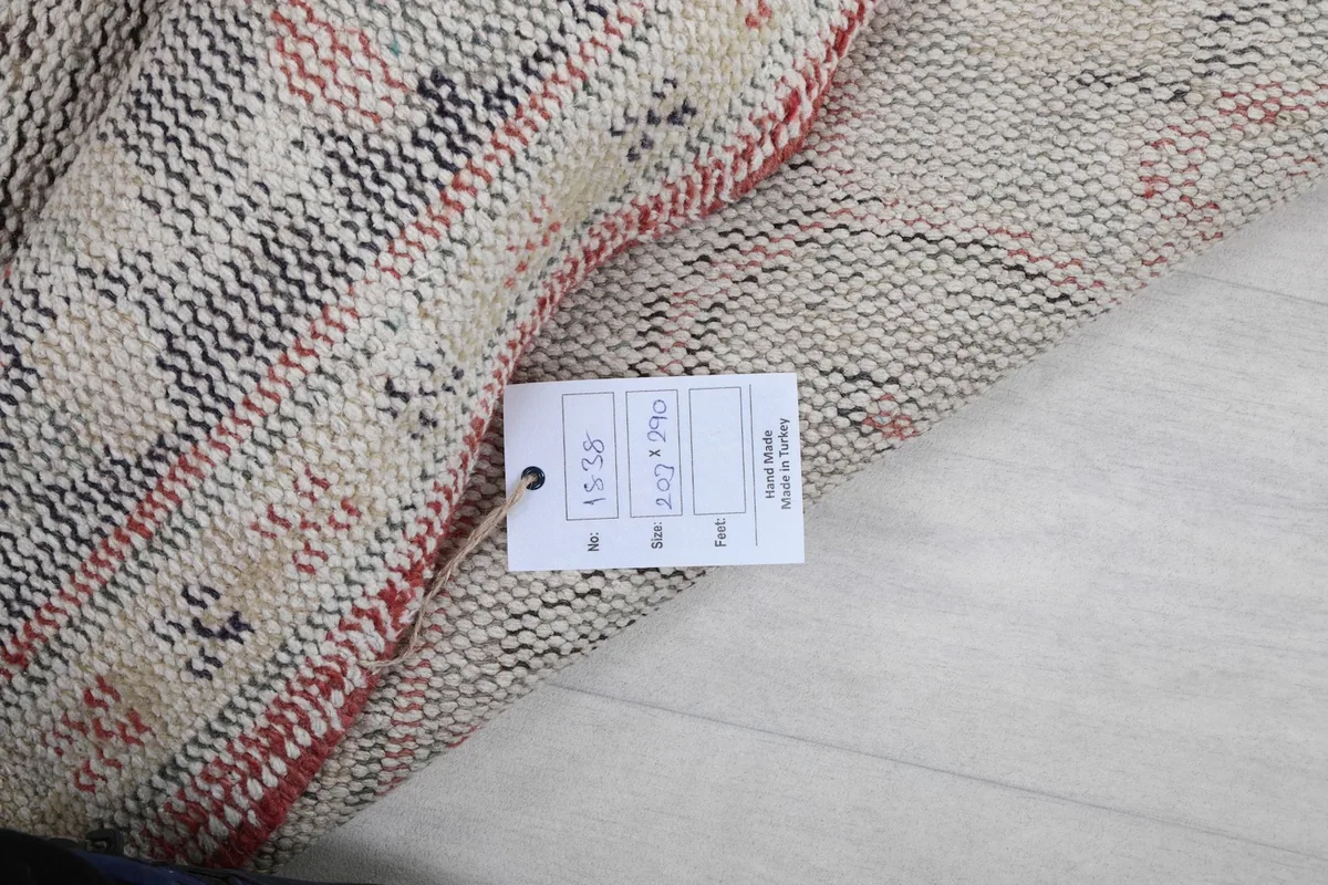 Close-up of the product tag attached to the rug, displaying size and material details.