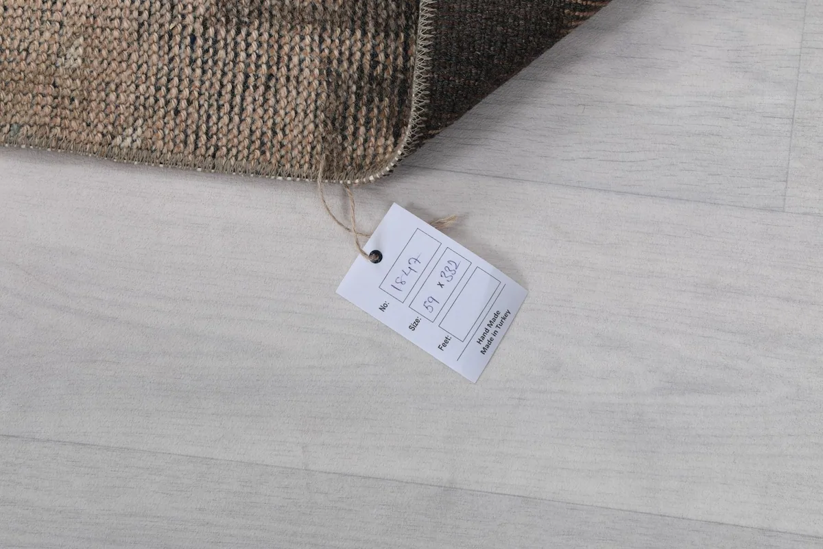 Size tag displaying the dimensions 59 x 332 cm for the vintage Anatolian runner.