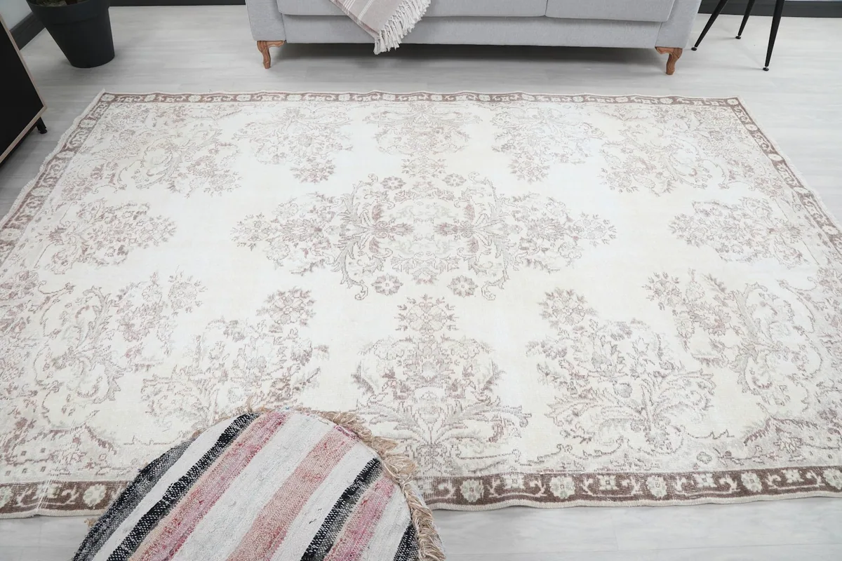Overhead perspective of the ivory rug's central design and overall appearance in the room