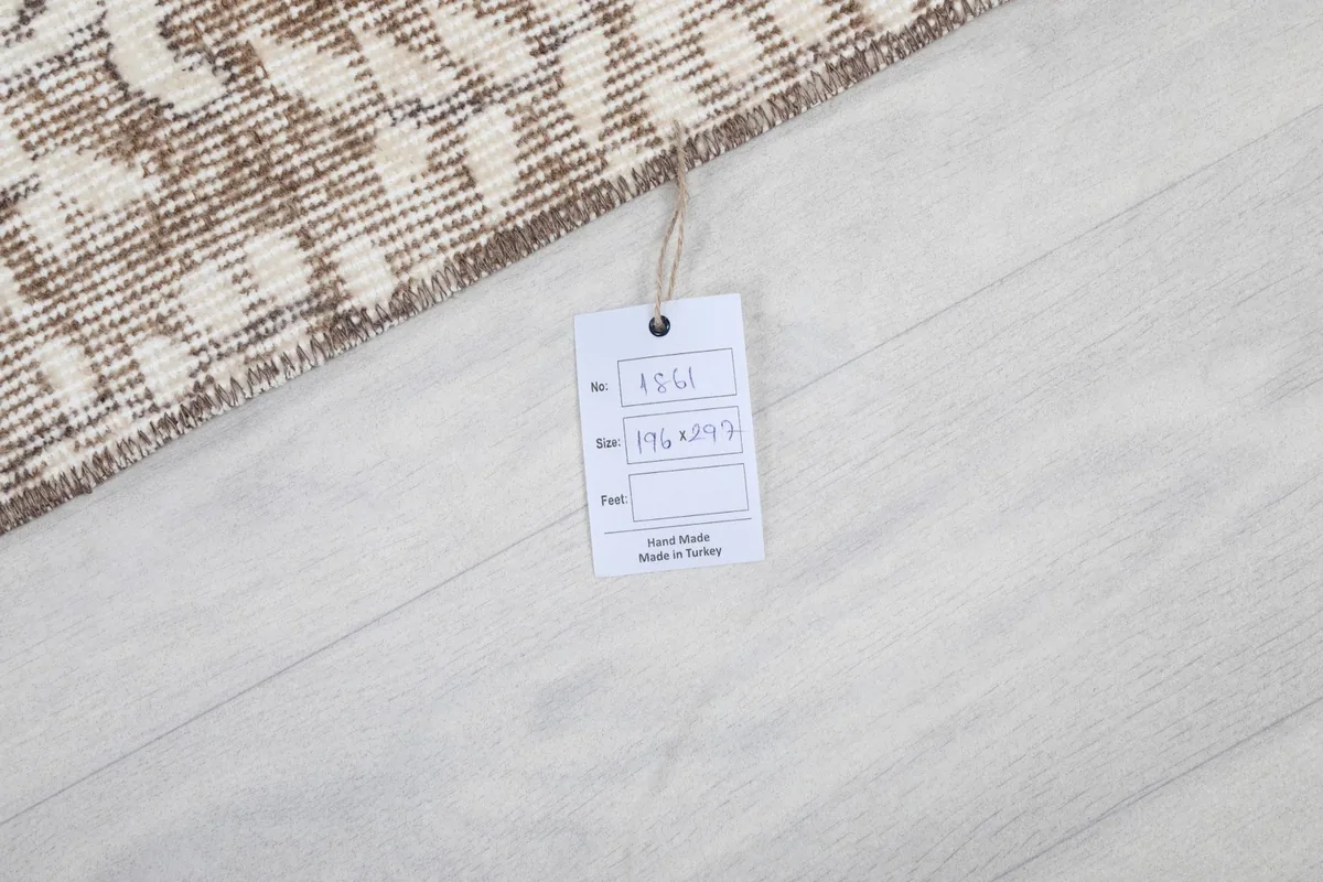 Product tag displaying rug dimensions and origin details