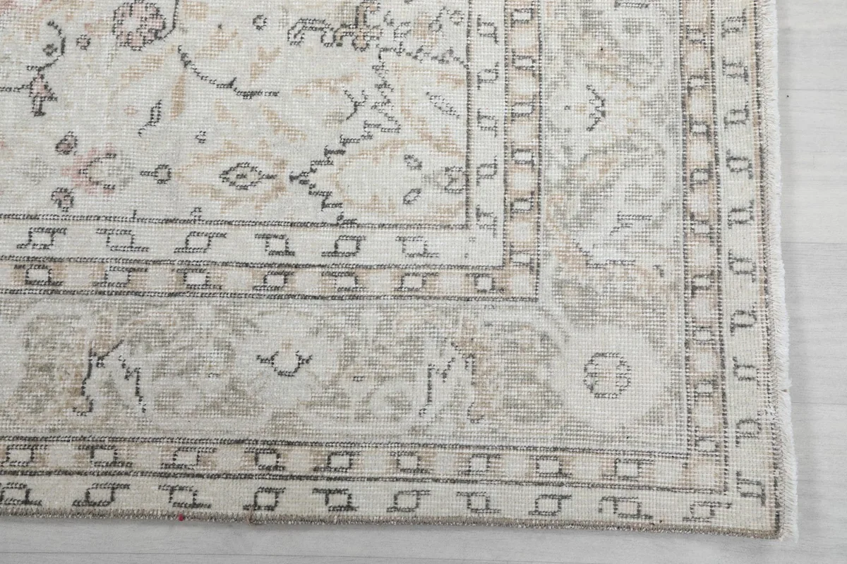 Close-up of the rug's tan and gray patterned border