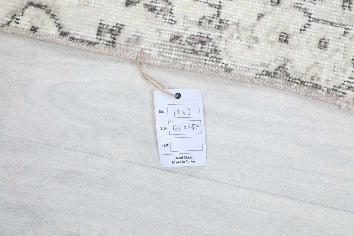 Product tag attached to the rug, displaying item number and size