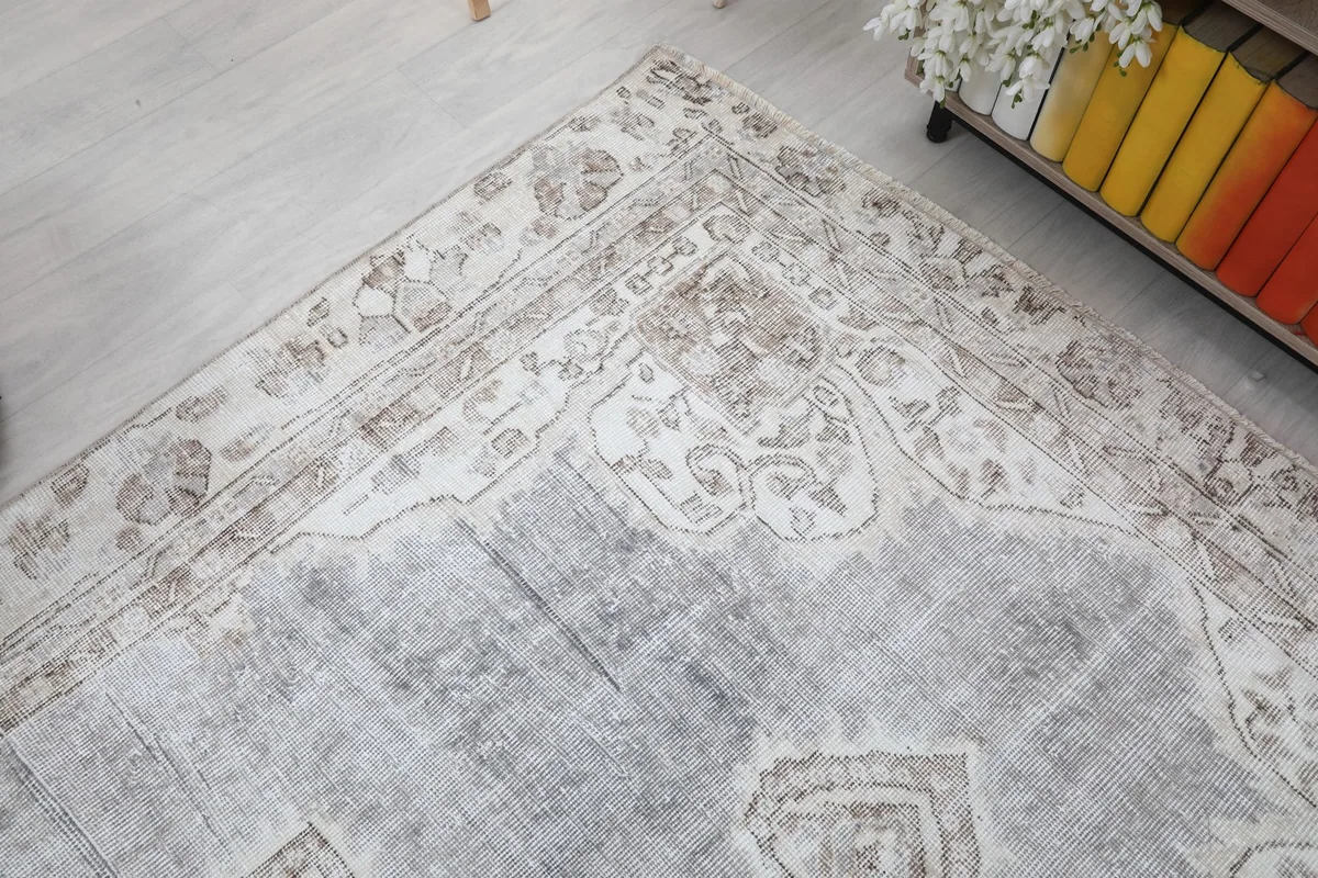 Overhead angled shot of the rug, focusing on the top left corner and border