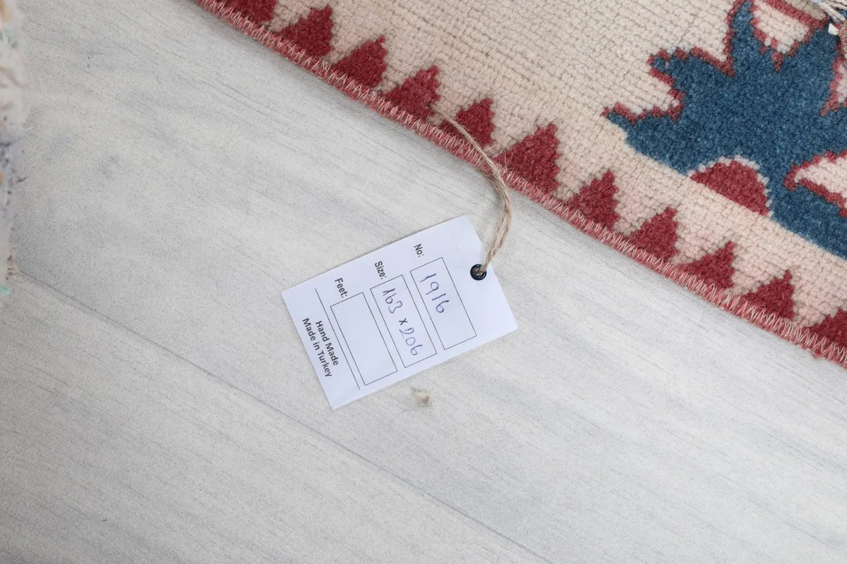 Size tag showing dimensions 163 x 206 cm next to the rug's border
