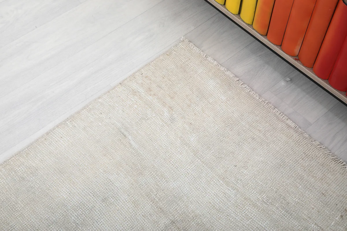 Corner of the runner next to a bookshelf, showing the finished edge