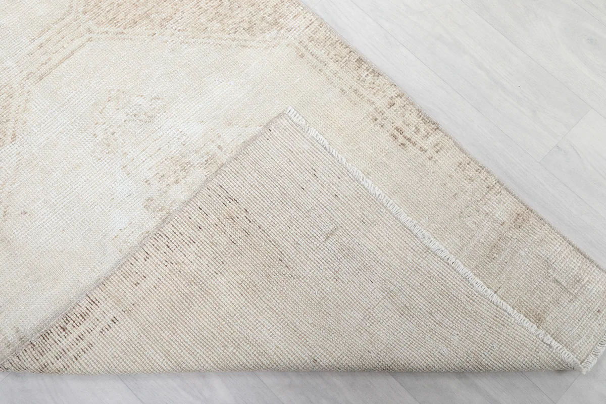Underneath view of the runner, revealing the cotton foundation and hand-knotting