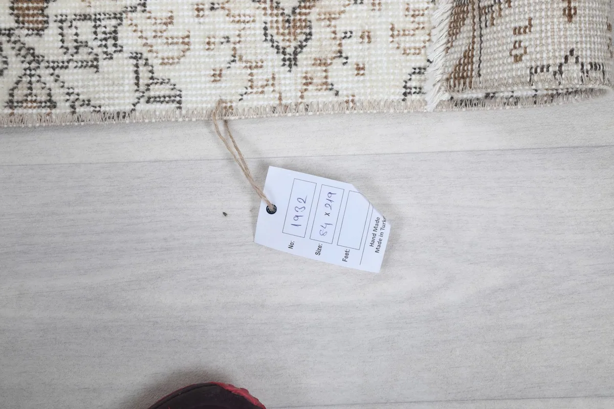 Product tag displaying the rug's dimensions: 84 x 219 cm (2'9" x 7'2").