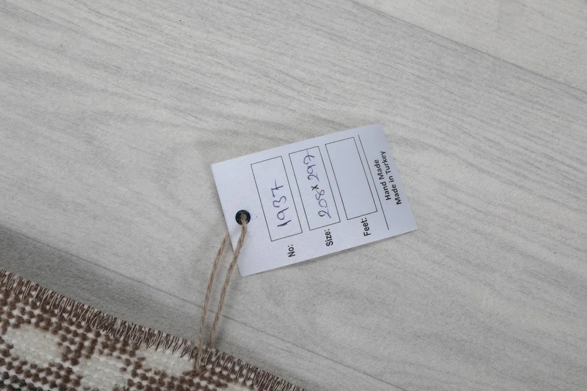 Product tag displaying the rug's inventory number and dimensions in centimeters