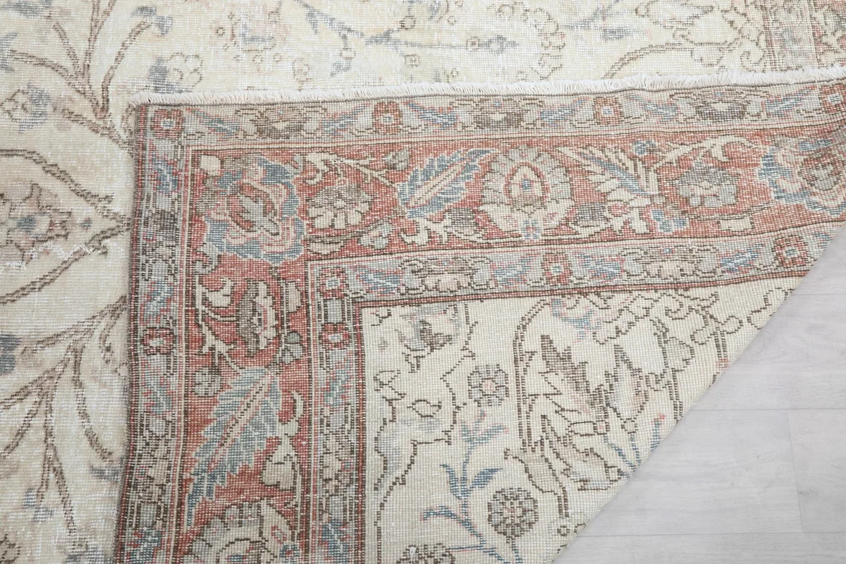 Detail of the rug's border and short, clean fringe
