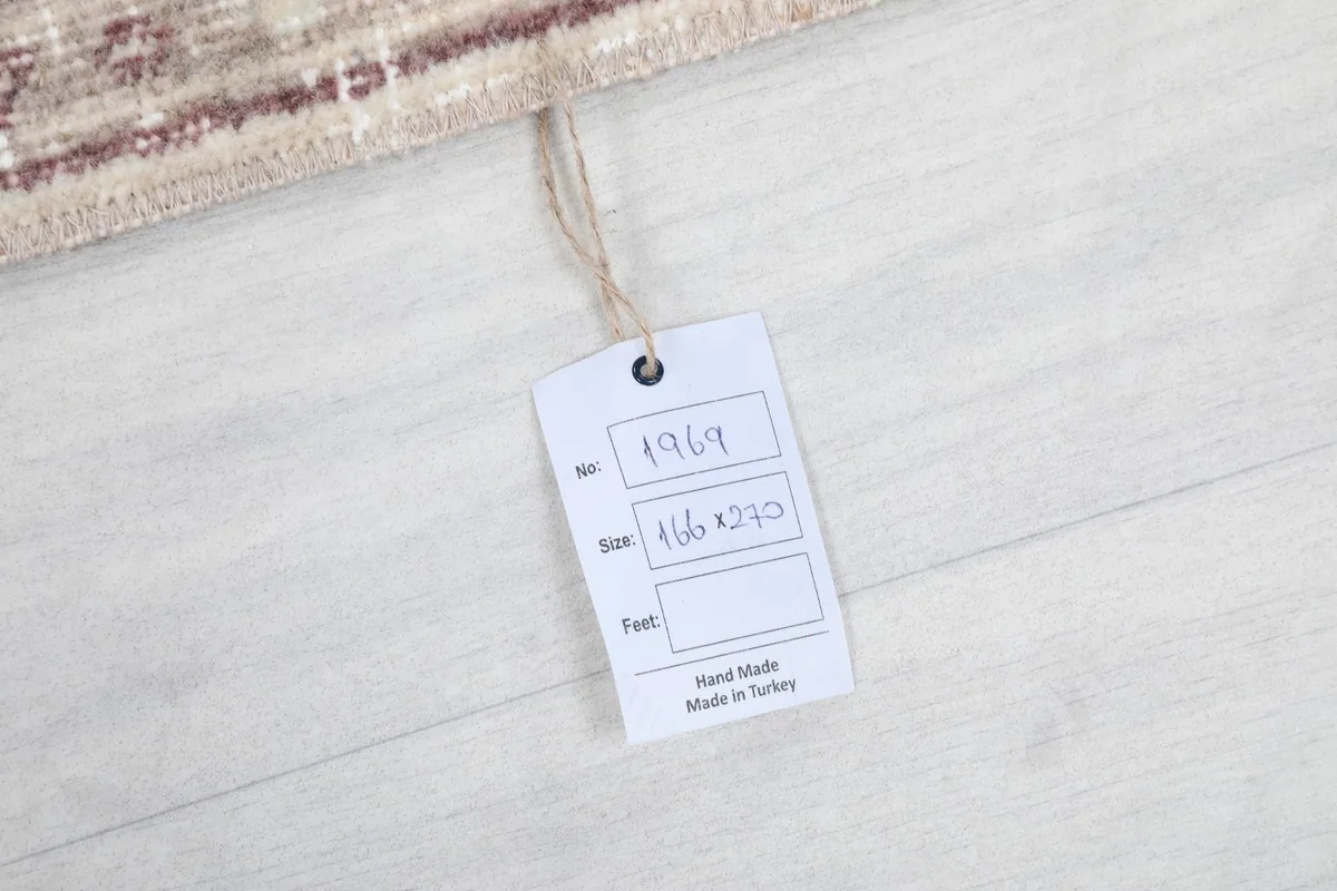 Product tag attached to the rug, displaying item number and size in centimeters.