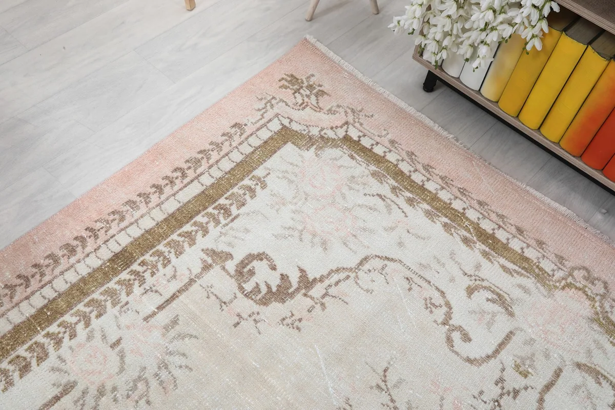 Close-up of the upper right corner, showing border and field patterns