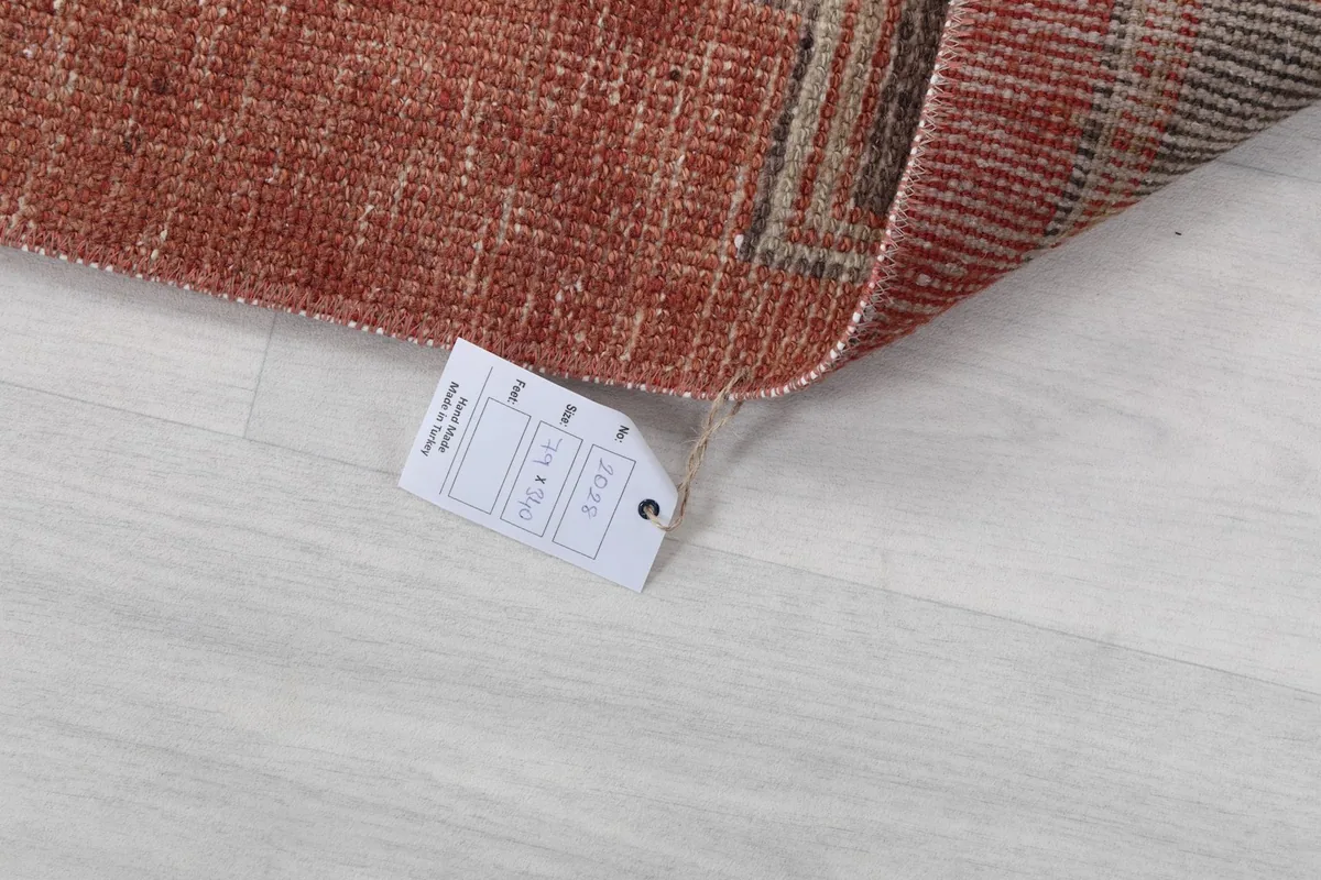 Label attached to the back of the rug, displaying its size and origin.
