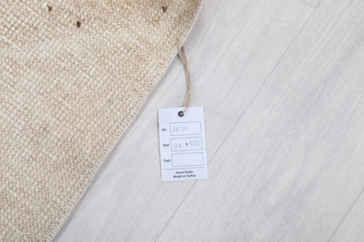 Product tag on the rug showing the item number and size details