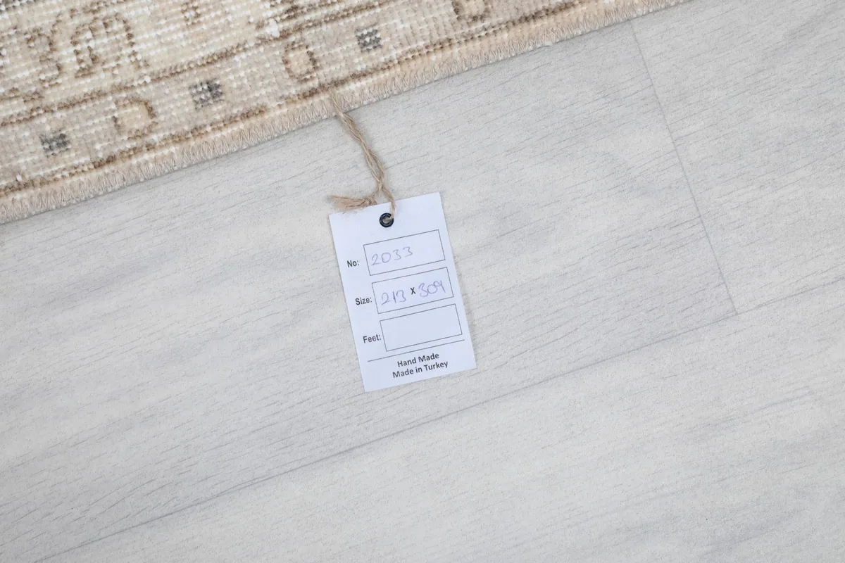 Tag displaying the rug's dimensions and origin: hand-made in Turkey