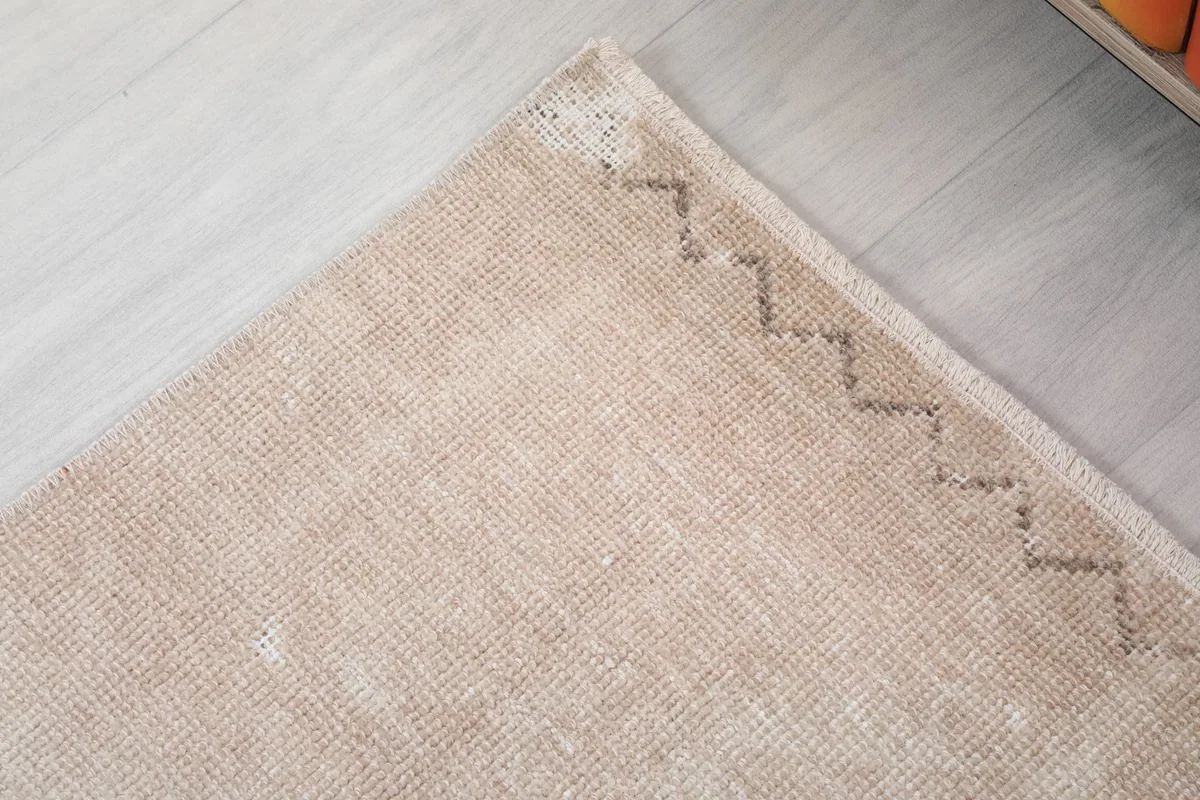Close-up of the short end of the rug, showing the subtle patterned edge finish