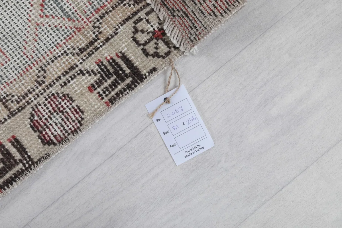Detail of the rug tag with size information, resting on the corner of the rug