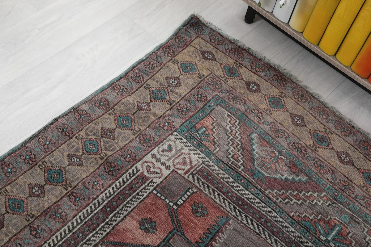 Detailed view of the rug's border pattern and corner design with small hearts.