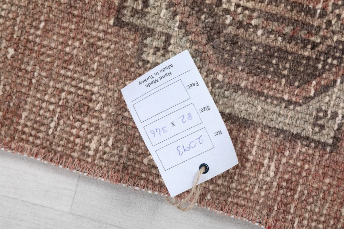 Close-up of the product tag attached to the runner, showing size and origin details