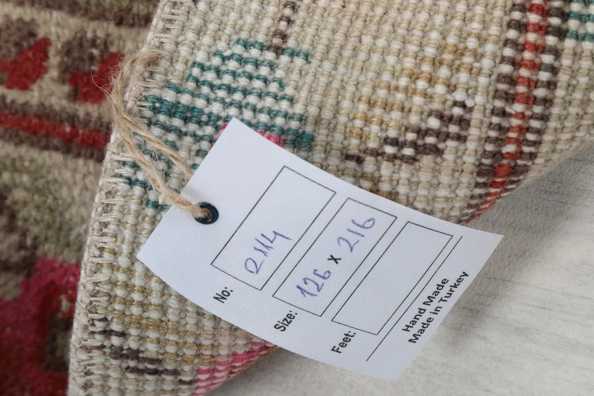 Rug tag displaying the size 126x216 cm and origin 'Hand Made in Turkey'