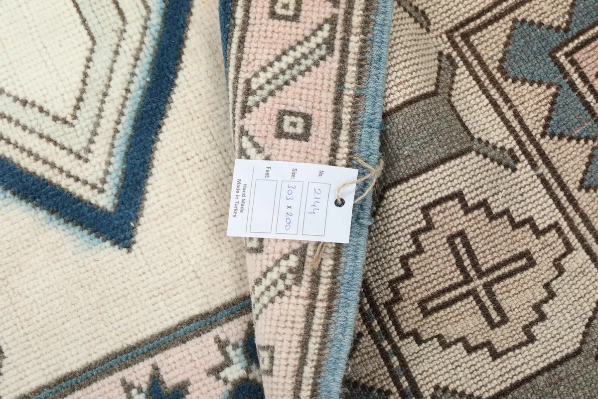 Detail of the rug's back with a product tag showing dimensions