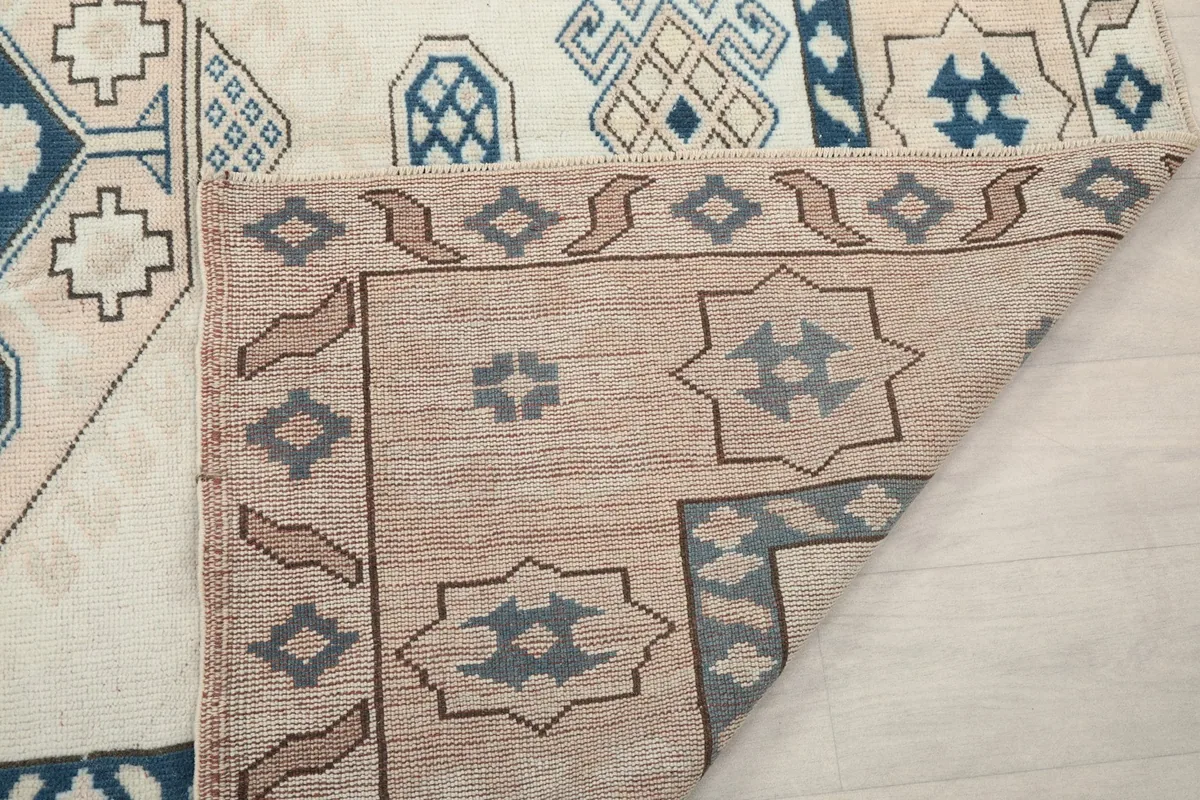 Close-up of the reverse side of the rug, showing knotting structure
