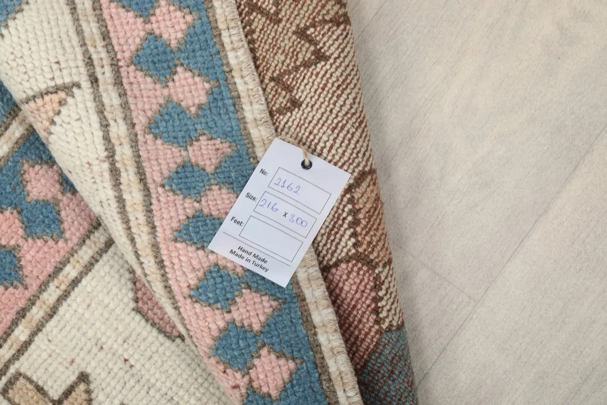 Product tag attached to the rug, displaying item number and size details