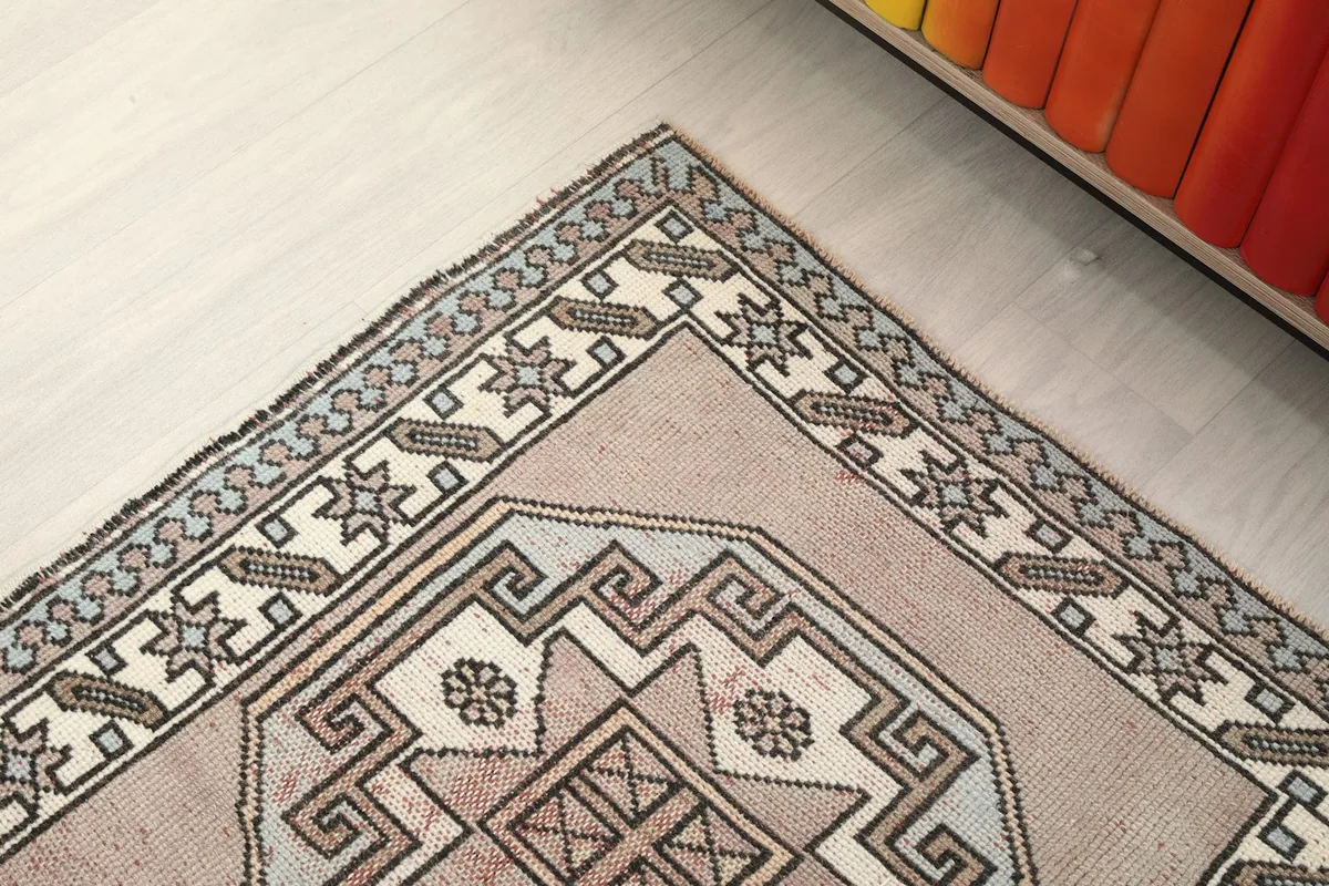 Corner detail of the runner's border, showcasing the intricate patterns and color transitions