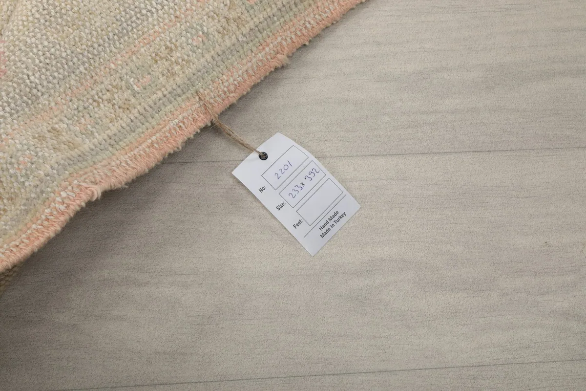 Rug corner with a label displaying size and origin, showing the fringe