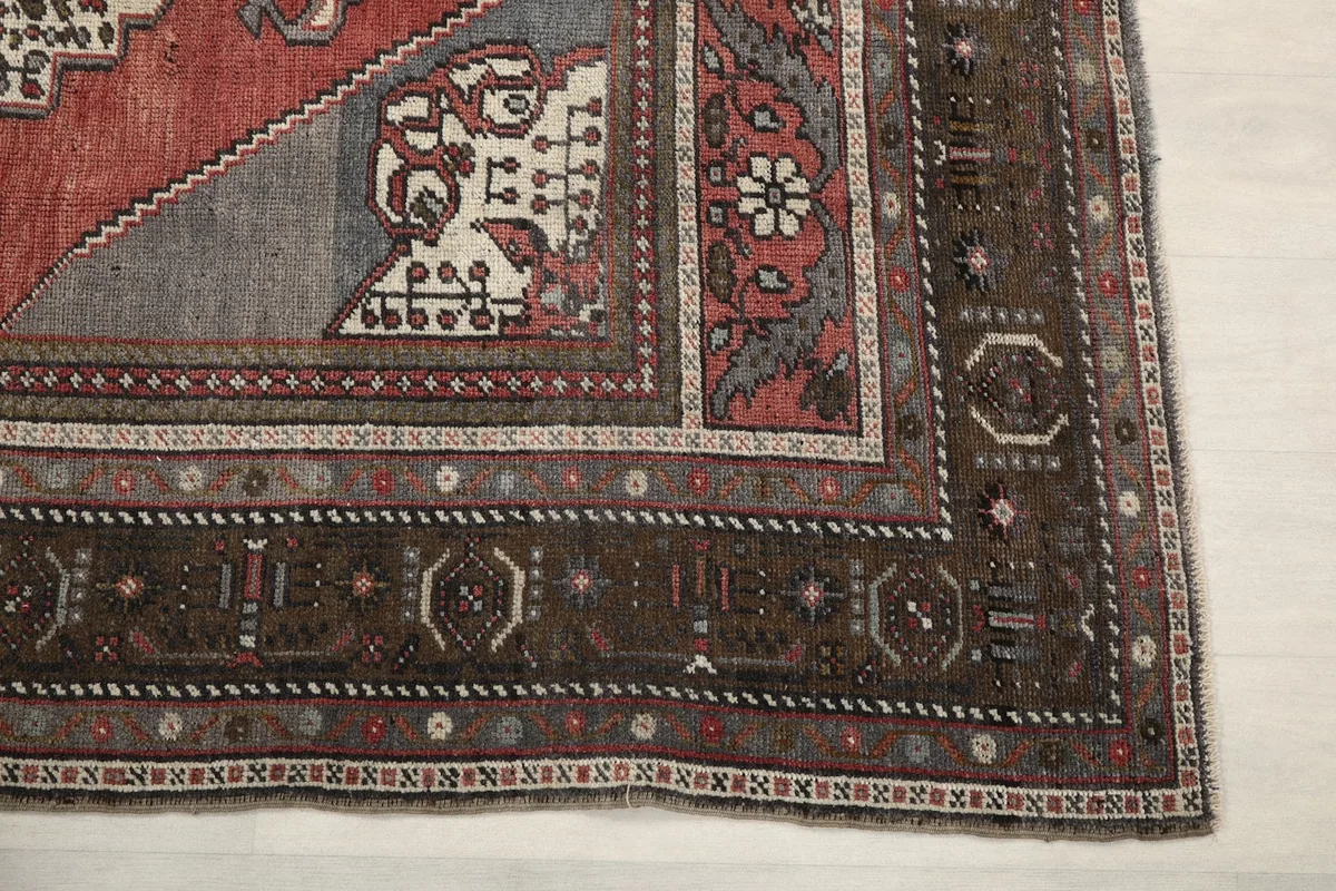 Detail of the brown outer border with geometric patterns and a corner