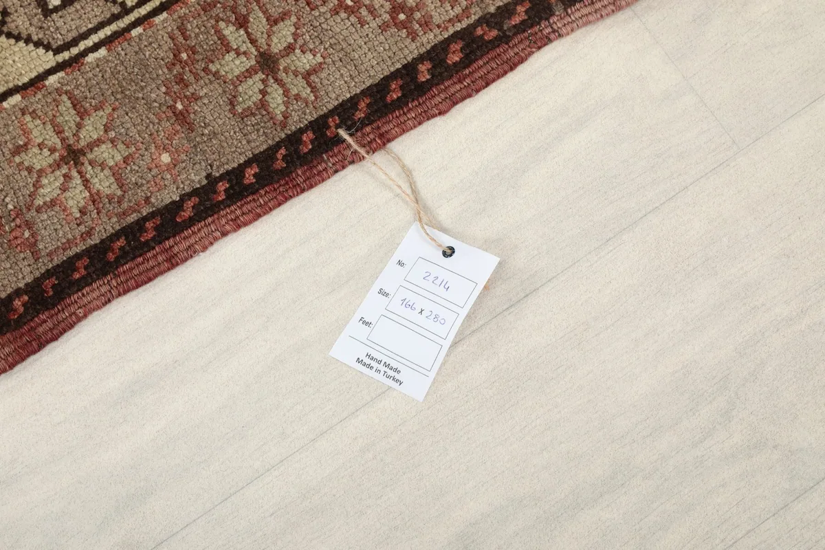 Product tag with size information and unique identifier for the rug