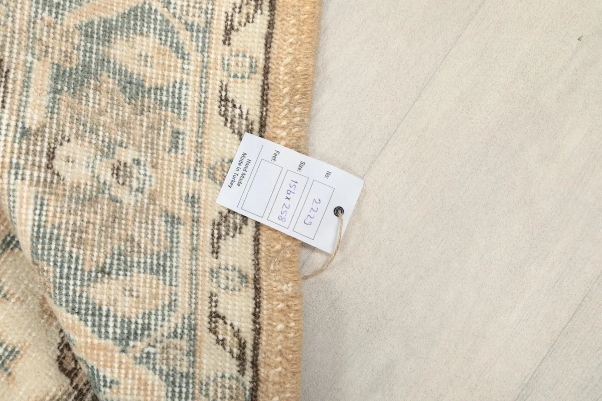Detail of the rug's edge with a product tag displaying size information