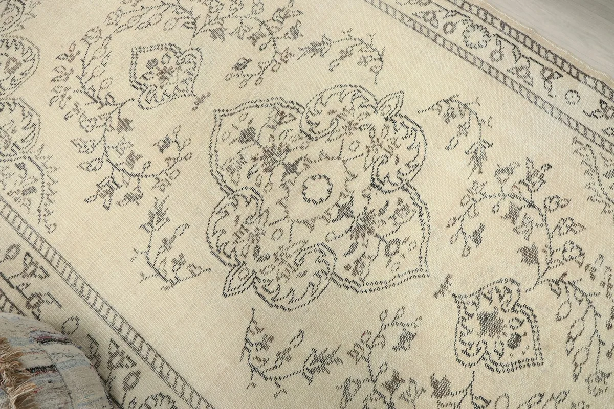 Close-up of the central medallion and surrounding floral motifs