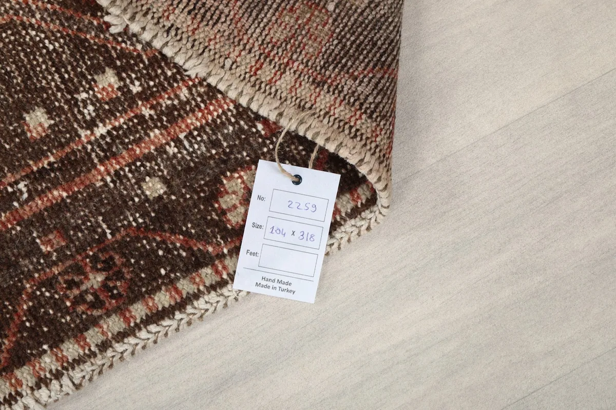 Close-up of the product tag attached to the rug, showing size and origin information.