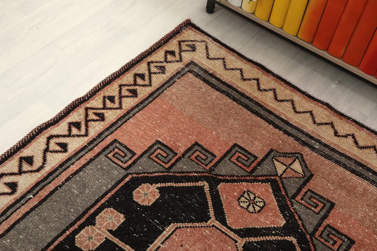 Corner detail of the geometric border design and the rose field.