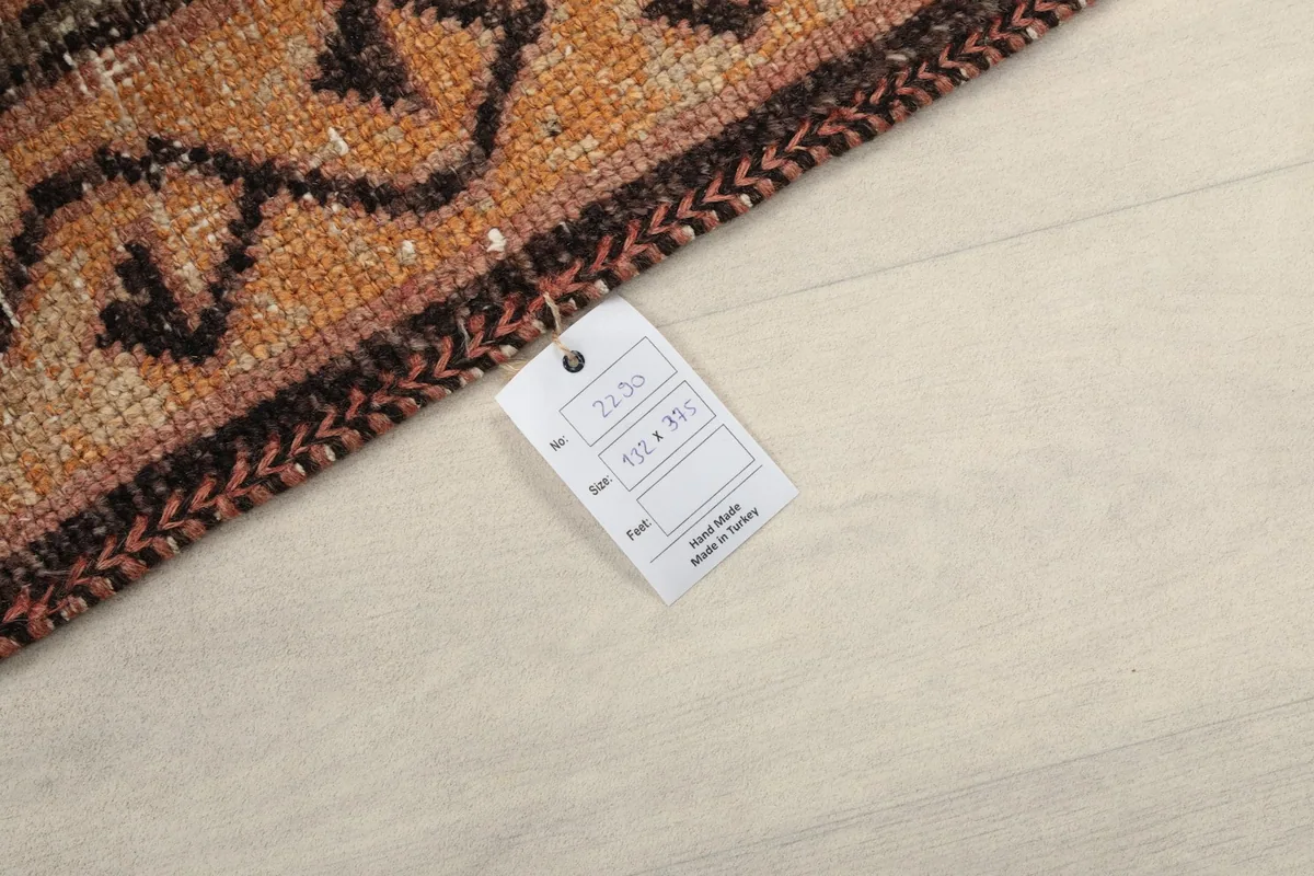 Tag showing the dimensions 132 x 375 cm and origin Anatolia, Turkey.