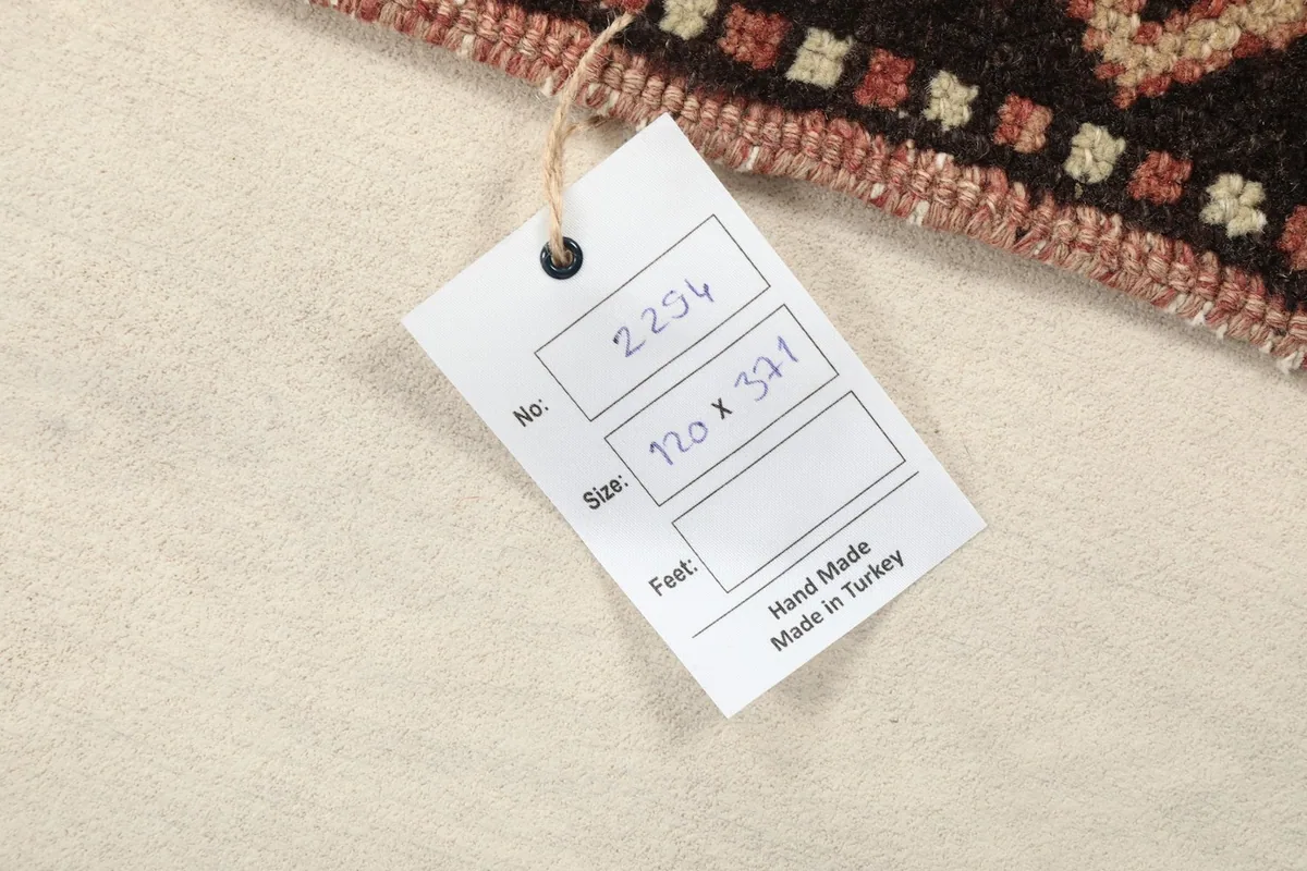 Close-up of the product tag showing the rug number and dimensions in centimeters.