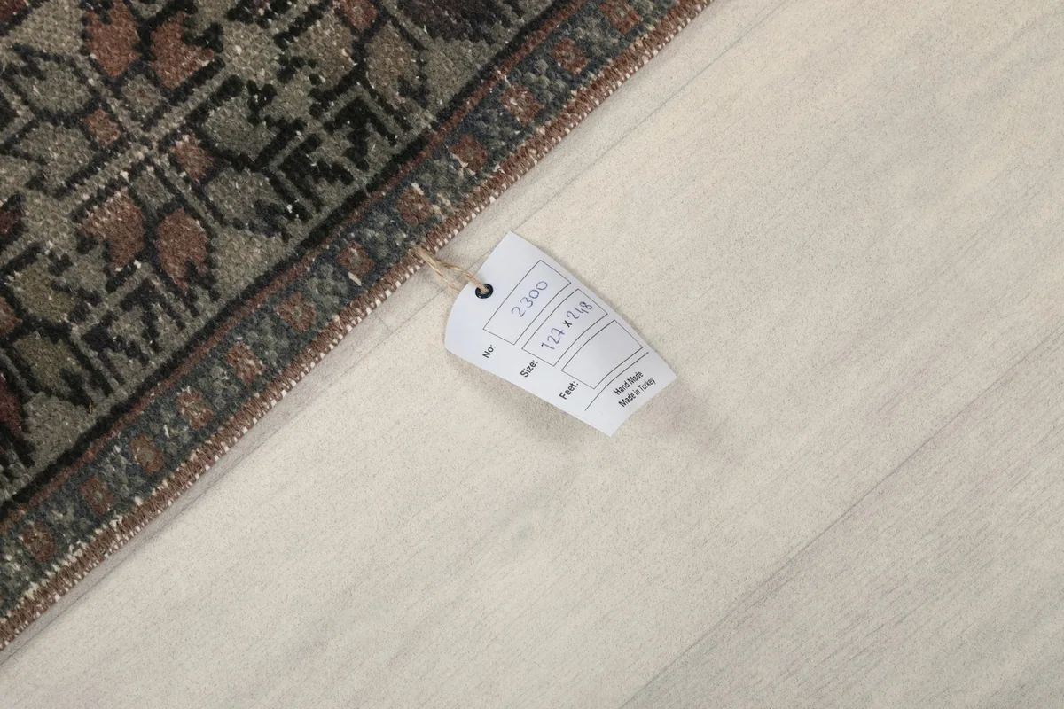 Close-up of the rug's edge and a product tag displaying size and material information
