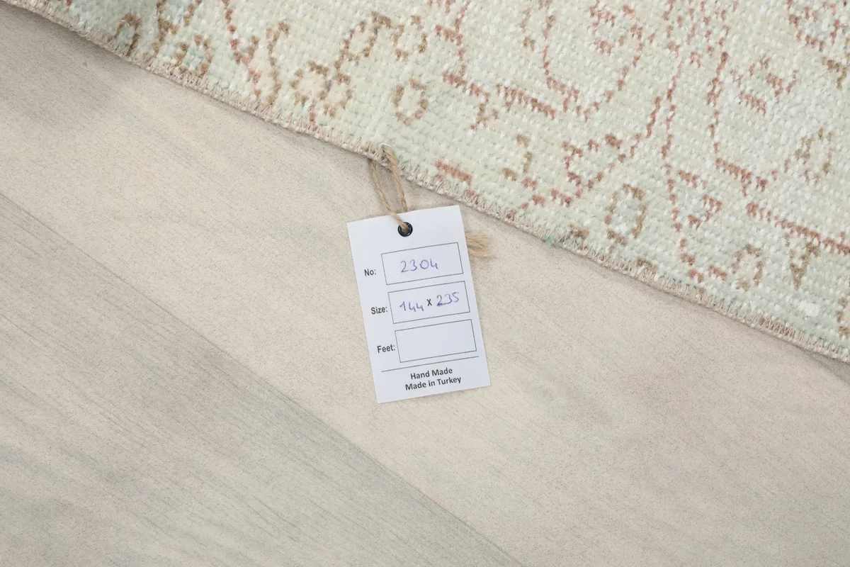 Product tag on the rug, displaying item number and size information in centimeters