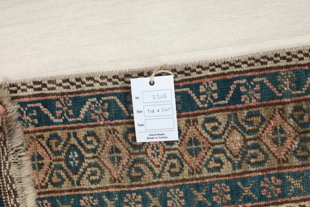 Close-up of the rug's edge with a tag showing the size and origin information