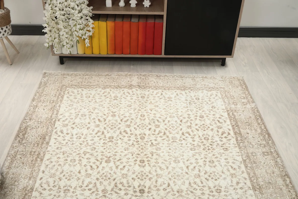 Overhead view of the rug in a room, focusing on the central design and border