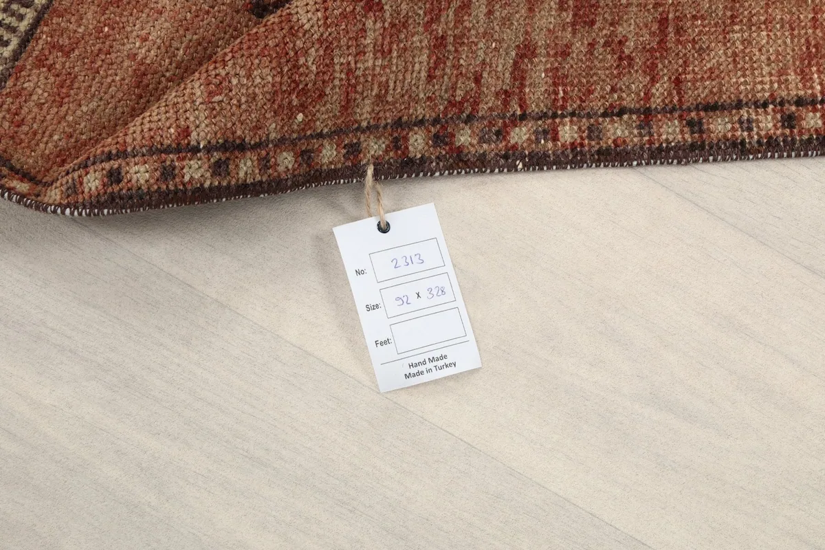 Close-up of the product tag attached to the rug, displaying size and origin details.