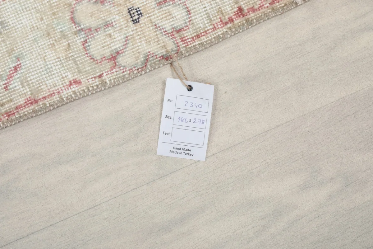 Close-up of the product tag attached to the rug, showing size and material details.