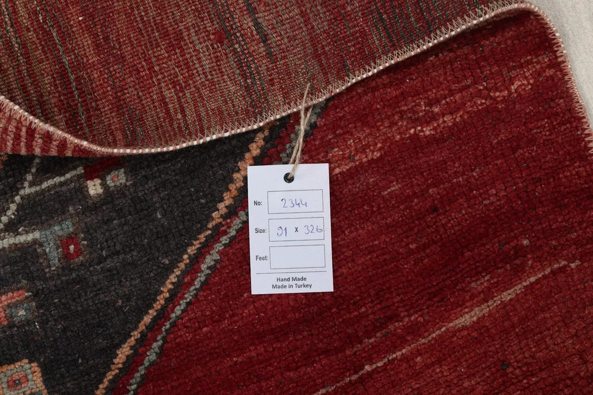 Image showing the product tag with rug number and dimensions, placed on the back of the runner rug.